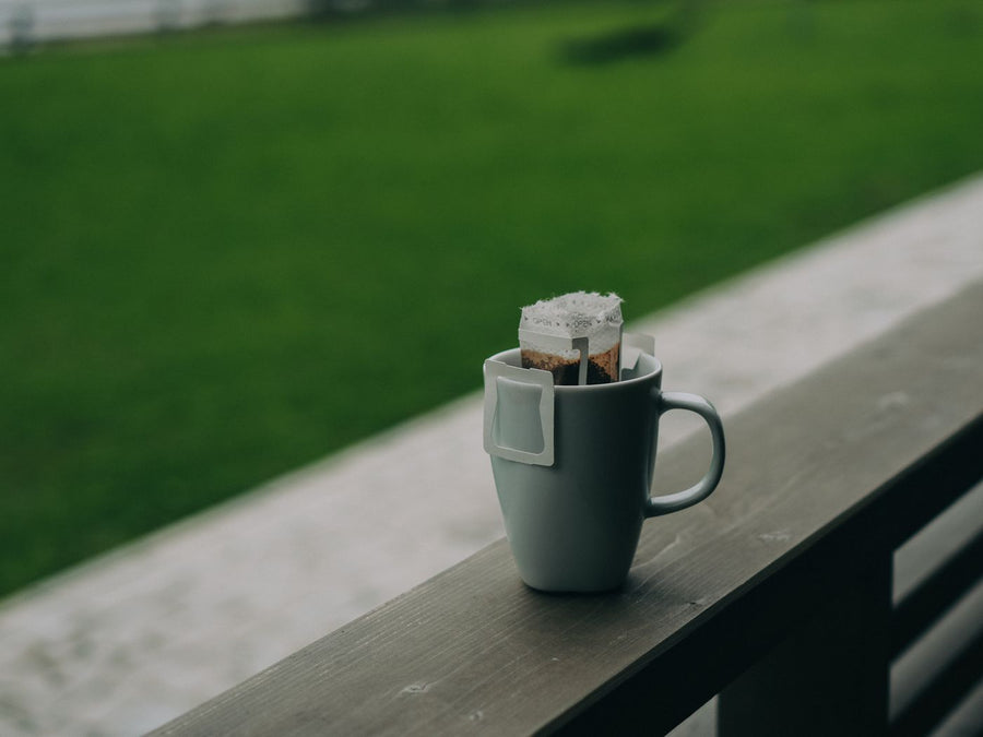 Dripbag Brazílie São Silvestre Peaberry na hrnku — káva na cesty